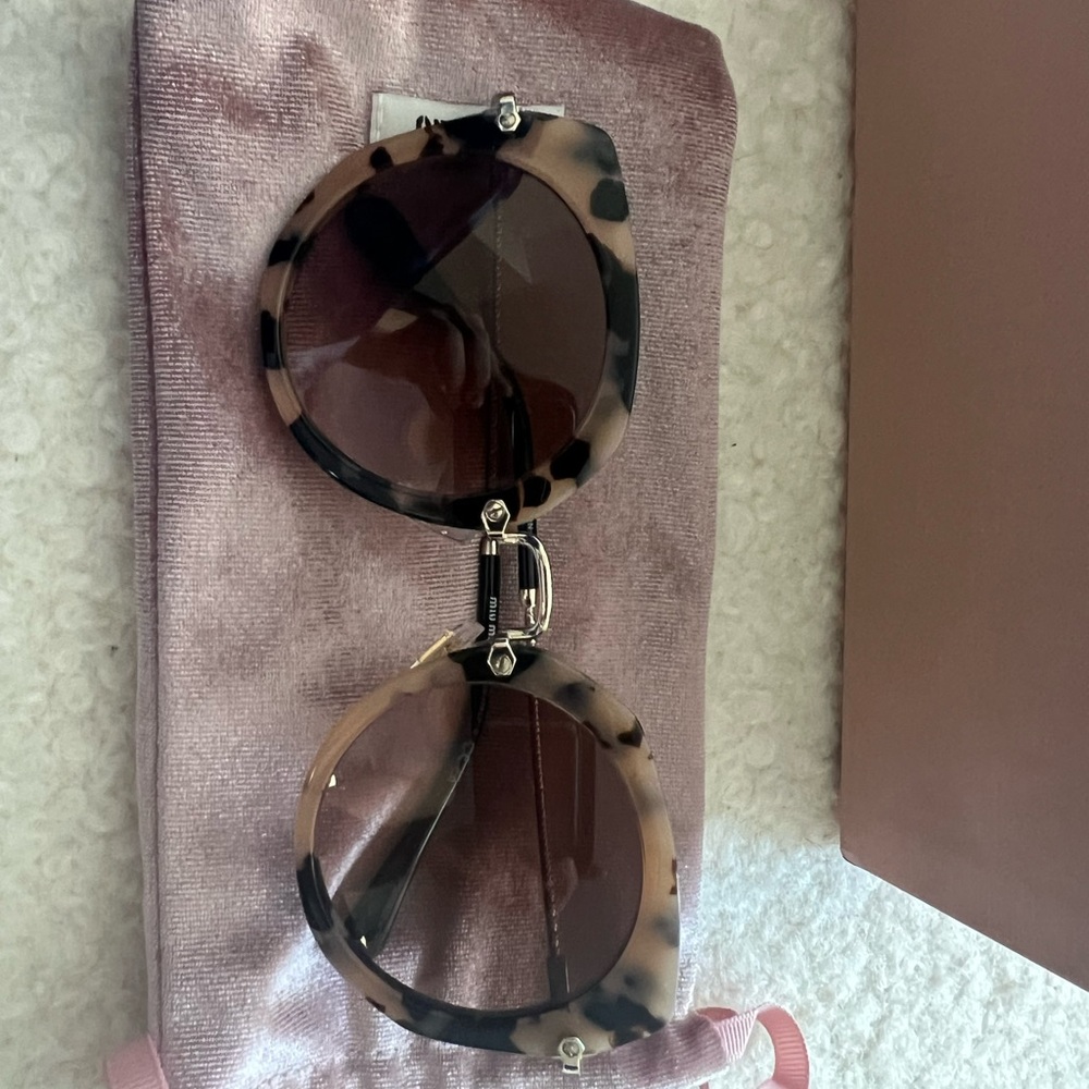 Tortoise Shell Round Sunglasses - Picture 6 of 7